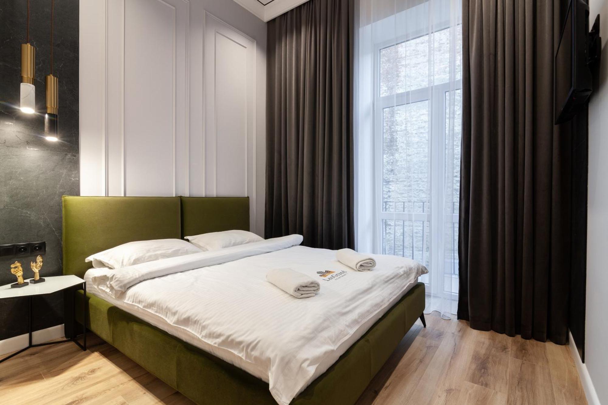 Leogrand Apartments On Franka 35 リヴィウ エクステリア 写真